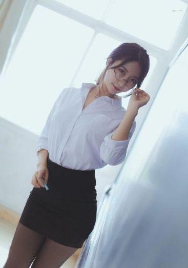 公交挺进朋友人妻翘臀_1080高清完整版播放