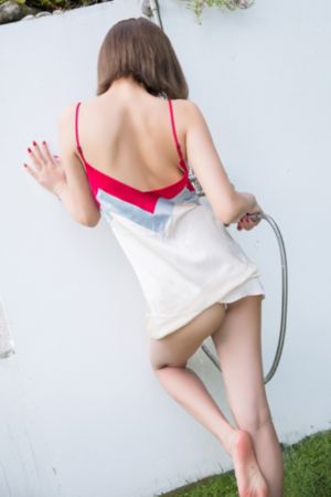 娇妻在厨房里被朋友c到呻吟_4K免费观看